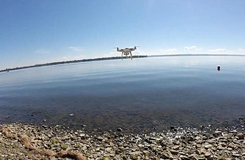 城會玩！加拿大男子成功用無人機釣到魚