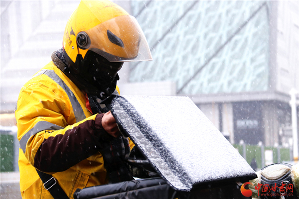 2020年第一場雪巧遇“小寒” 蘭州人請收下?。ńM圖）