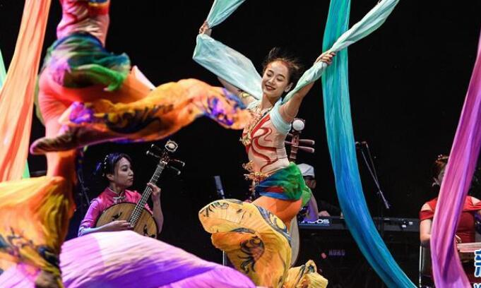 智利上萬人觀賞“歡樂春節(jié)”慶典晚會(huì)