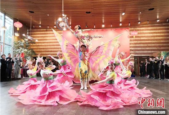 圖為雜技演員通過精湛的技藝贏得了滿堂喝彩?！「拭C省文化和旅游廳網(wǎng)站 攝