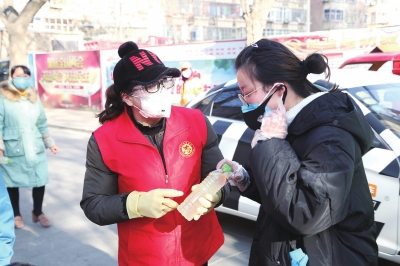 用點(diǎn)滴善舉筑就強(qiáng)大正能量 蘭州市各級(jí)道德模范、蘭州好人齊心援助抗擊疫情一線