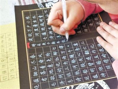 驚艷！9歲小女娃手寫(xiě)“印刷體”字帖
