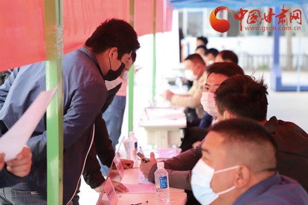 【甘肅省決戰(zhàn)決勝脫貧攻堅(jiān)】扶貧又扶志！把“就業(yè)大禮包”送到貧困戶家門(mén)口（圖）