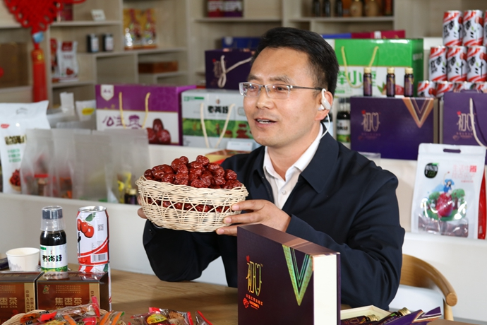 “縣長直播天團”唱響“甘貨春之聲”，售出近30種甘貨1萬余件 開進直播間的網(wǎng)絡(luò)扶貧博覽會，受百萬網(wǎng)友點贊 