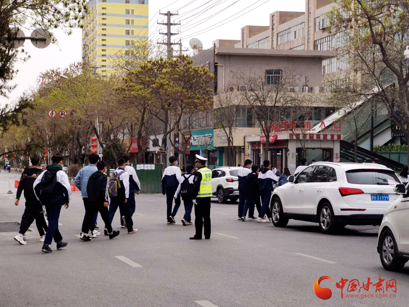保駕護航！涼州公安交警“護學崗” 撐起“平安傘”