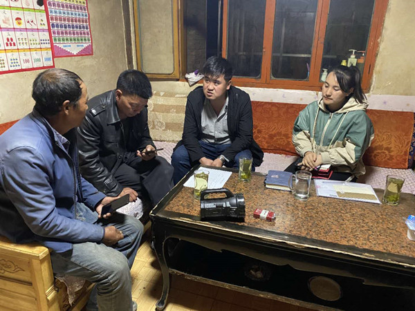 圖為木耳鎮(zhèn)紀(jì)檢干事盧建民（左三）連夜在多壩村多壩組奚連德家中了解受災(zāi)情況，排查安全隱患，并宣傳發(fā)生次生災(zāi)害的相關(guān)知識。_副本.jpg