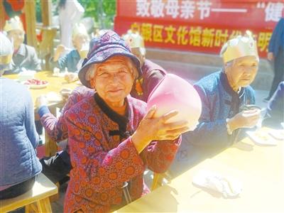 母親節(jié)，白銀“花村”擺了一場“敬老宴”