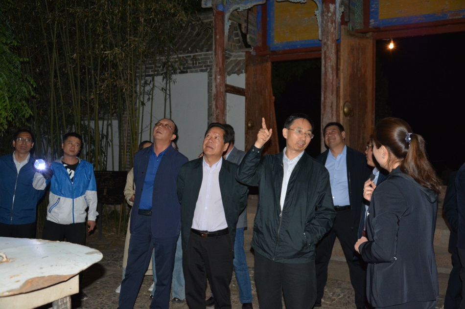 全省文旅產(chǎn)業(yè)項(xiàng)目建設(shè)推介會(huì)參會(huì)代表觀(guān)摩天水南郭寺大景區(qū)項(xiàng)目