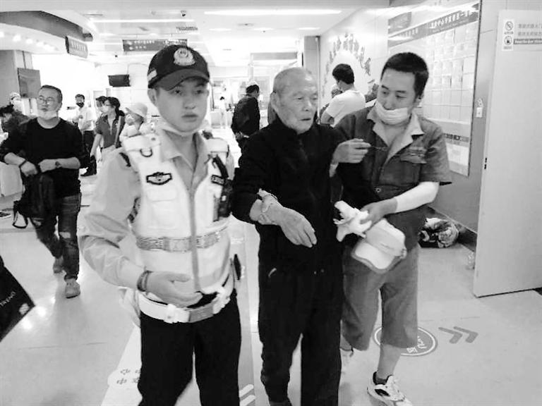 蘭州街頭最美的一次逆行！耄耋老人摔倒街頭 交警的哥合力救助3分鐘