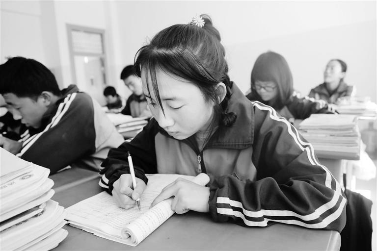 慶陽環(huán)縣這名小姑娘，柔弱肩膀撐起一個(gè)大家庭