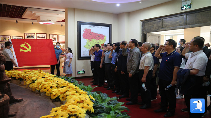 6月30日上午，慶陽市紀(jì)委監(jiān)委機(jī)關(guān)黨委組織全體黨員干部赴市博物館開展“迎七一·紀(jì)念建黨99周年”主題黨日活動。拍攝：葛歡_副本.jpg
