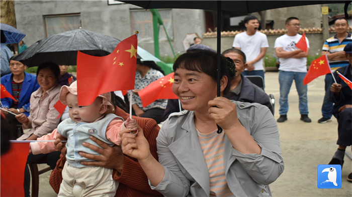 隴南市紀(jì)委監(jiān)委黨員干部與宕昌縣官亭鎮(zhèn)杜家村群眾一起慶祝黨的生日。_副本.jpg