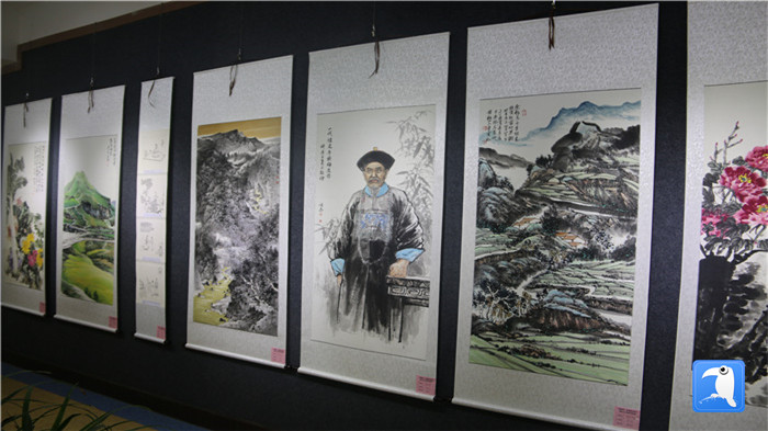 7月1日上午，定西市通渭縣紀(jì)委監(jiān)委舉辦“襄郡清風(fēng)·喜迎建黨99周年”廉政文化書畫展， 共同為黨的生日獻(xiàn)禮。_副本.jpg