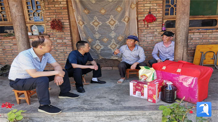 在建黨99周年來臨之際，隴南市禮縣紀(jì)委監(jiān)委在中壩鎮(zhèn)、三峪鄉(xiāng)開展“七一”慰問老黨員、困難黨員活動，為他們送去組織的關(guān)懷和節(jié)日的問候。_副本.jpg