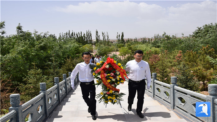 七一”前夕，白銀市紀(jì)委監(jiān)委機(jī)關(guān)黨委組織黨員來到紅軍西路軍景泰烈士陵園開展主題黨日活動。 朱鵬拍攝_副本.jpg