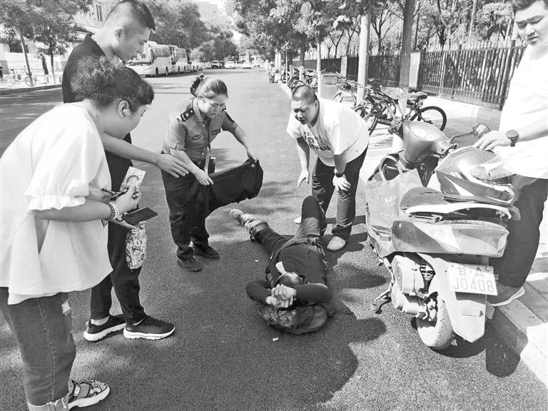 蘭州：男子街頭突發(fā)癲癇 環(huán)衛(wèi)質(zhì)監(jiān)員聯(lián)手市民施救