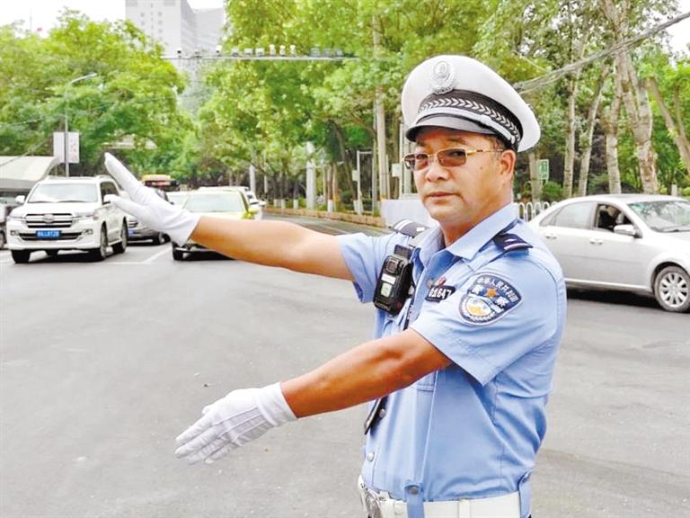 蘭州城關區(qū)交警大隊一線老交警馬驍：俯首甘為“老黃?！?>
        </a><em>蘭州城關區(qū)交警大隊一線老交警馬驍：俯首甘為“老黃?！?/em></li>
    <li><a  target=