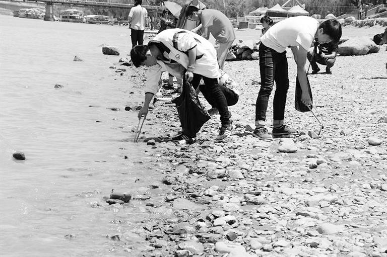 保護(hù)母親河，我們一直在路上……