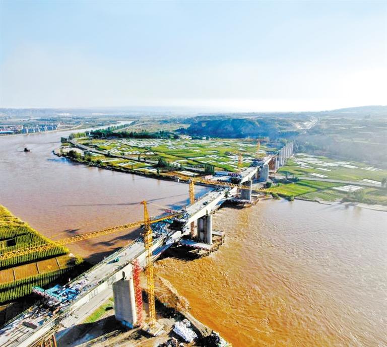 中蘭客專(zhuān)靖遠(yuǎn)黃河特大橋主橋順利合龍