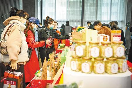 今天，在這里聽榆中的脫貧故事 ——榆中縣“脫貧攻堅(jiān)宣傳周”發(fā)布活動(dòng)暨脫貧攻堅(jiān)主題成就展啟動(dòng)側(cè)記