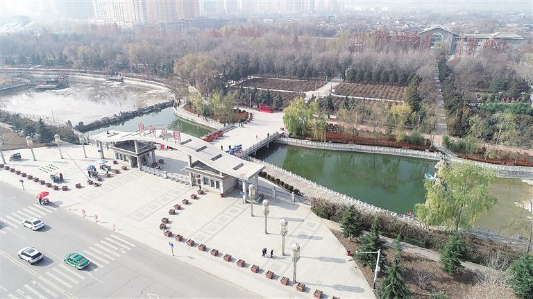 　初冬時(shí)節(jié)，臨夏市東郊公園里,楓樹、松柏、云杉等樹木色彩斑斕