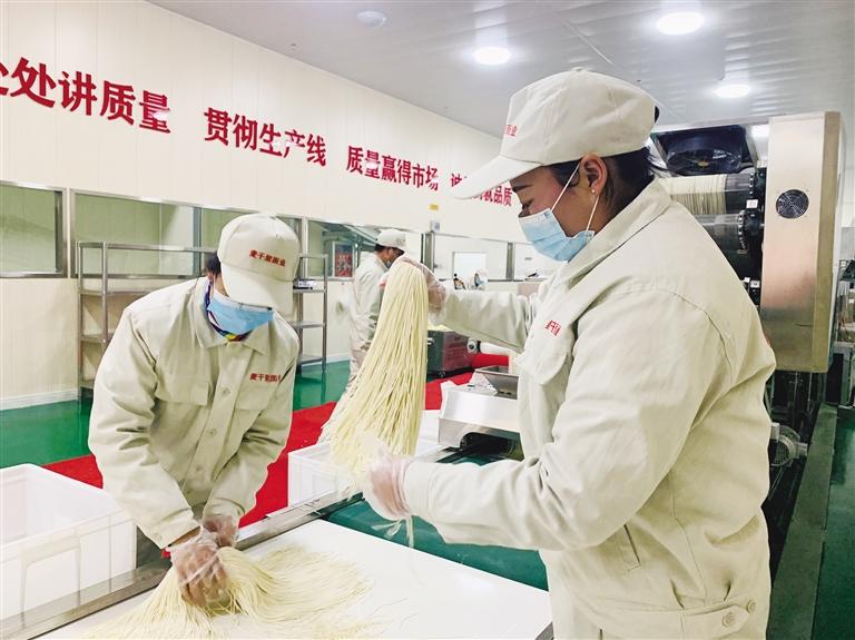 蘭州市規(guī)?；懊鏃l加工項(xiàng)目”投入運(yùn)營(yíng) 將配送到市區(qū)280多家直營(yíng)店