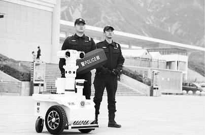 新奇！5G巡邏機器人亮相隴南武都街頭