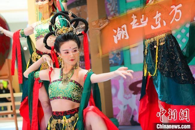 圖為今年9月5日，在重慶亮相的敦煌博物館“潮起東方”主題活動(dòng)現(xiàn)場(chǎng)。敦煌博物館供圖