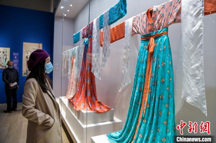 觀眾在參觀唐代服飾?！●樤骑w 攝