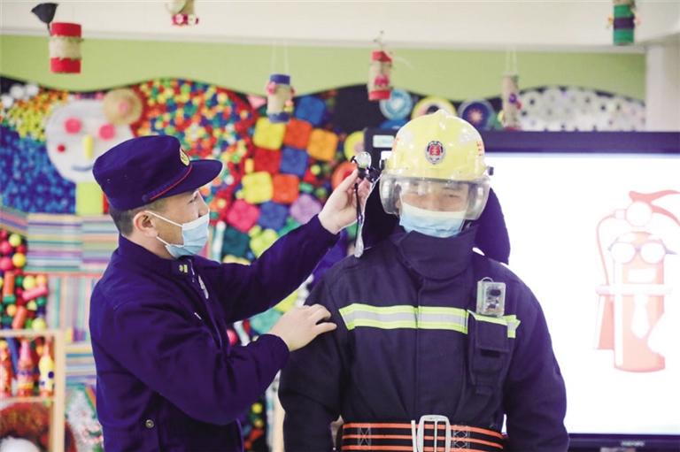 萌娃爭當(dāng)“小小消防員” 蘭州消防支隊(duì)開展消防安全進(jìn)校園活動(dòng)