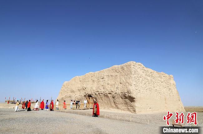 數(shù)十位身著古裝的女性通過體驗賞漢舞、習漢禮、吟誦詩詞等中華傳統(tǒng)文化，再現(xiàn)古絲綢之路的繁華盛景。　王菁 攝