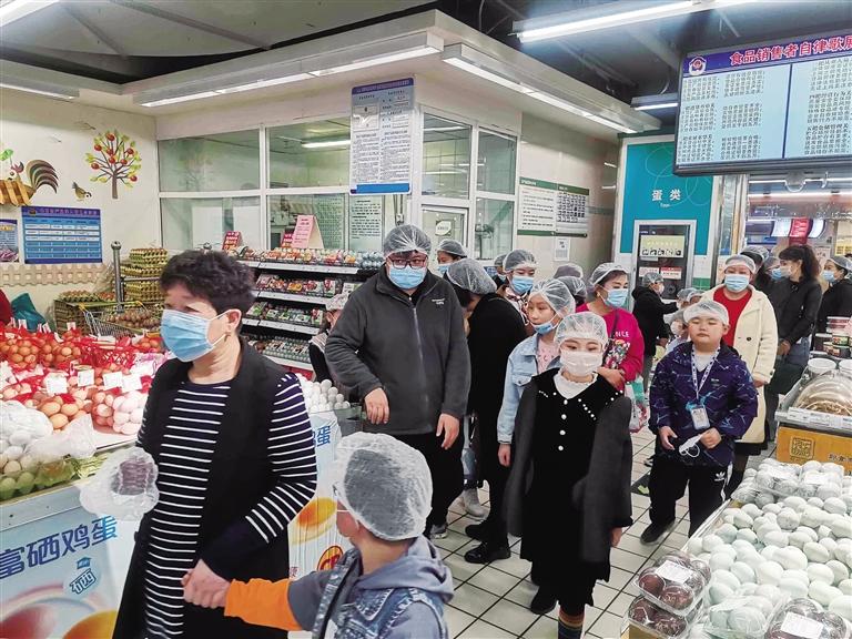 全方位消殺 冷鏈?zhǔn)称贰俺肿C上架” 消費者走進超市操作間 近距離了解食品消殺檢驗全過程