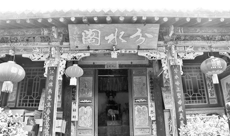 秦嶺鎮(zhèn)分水閣，一屋檐水分江河 這里可看水系奇觀，可賞連翹花海