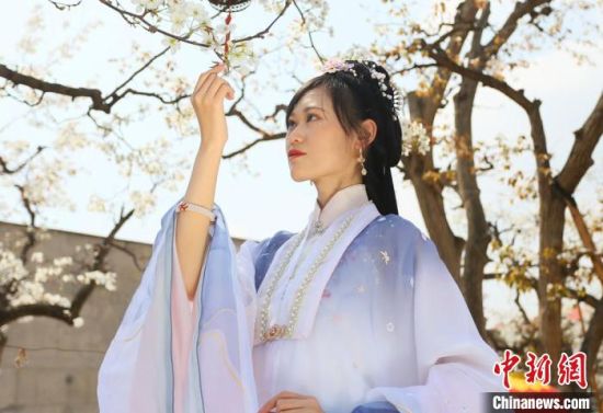 圖為蘭州青年身穿漢服在百年梨園賞景。　高展 攝