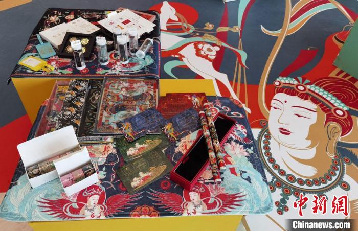 60余類(lèi)敦煌主題的文創(chuàng)產(chǎn)品讓人愛(ài)不釋手。　丁思 攝