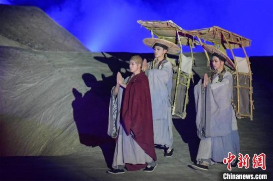 圖為演出現(xiàn)場，該劇獨(dú)創(chuàng)360度旋轉(zhuǎn)并前后移動(dòng)觀眾席，顛覆傳統(tǒng)劇場舞臺表演模式?！⊥醣筱y 攝