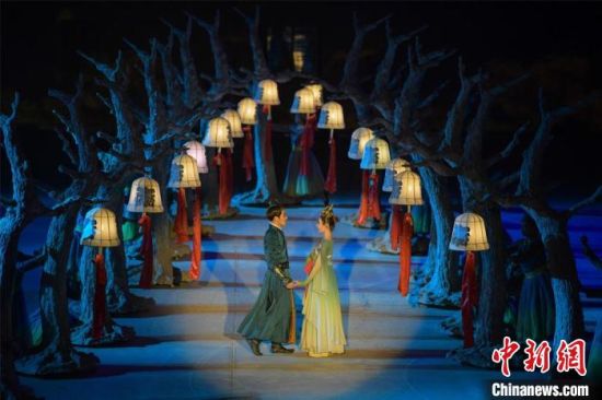 圖為全新升級《敦煌盛典》，新增戰(zhàn)馬、燈籠矩陣，以及最新聲、光、電硬件設(shè)施?！⊥醣筱y 攝