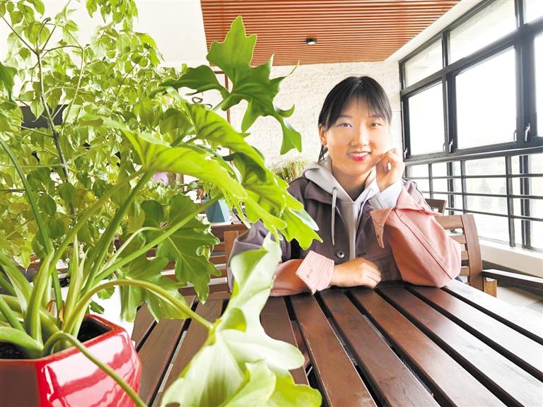 2021年“中國航天日”海報設(shè)計者蘭大學(xué)子王淑君：緣自熱愛 用作品致敬祖國航天事業(yè)