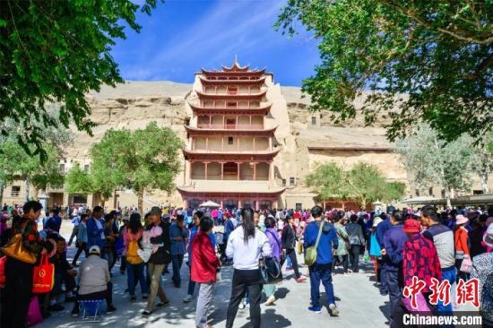 中國農(nóng)歷四月初八，敦煌民眾傳承歷史習(xí)俗，前往莫高窟燒香禮佛、祈福。(資料圖) 王斌銀 攝