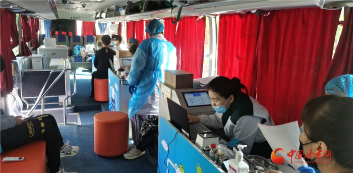 蘭州市城關(guān)區(qū)流動(dòng)疫苗接種車(chē)來(lái)了 機(jī)動(dòng)靈活隨到隨打（圖）