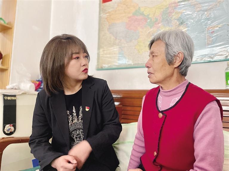 敦煌路街道任家莊街東社區(qū)黨委書記、居委會主任譚莉：我們必須成為老百姓堅強的后盾