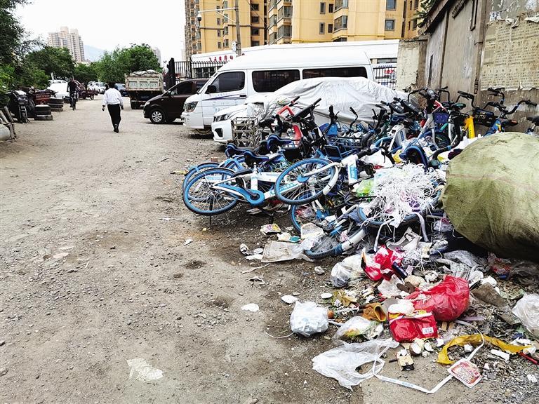 百米土路臟亂差，誰(shuí)來(lái)管？經(jīng)記者協(xié)調(diào)，社區(qū)組織志愿者進(jìn)行了清理