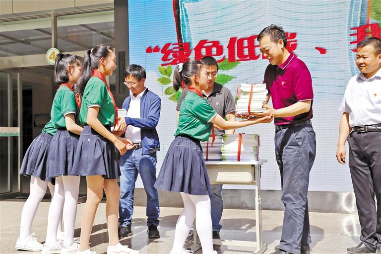 甘肅省生態(tài)環(huán)境廳開(kāi)展送書(shū)進(jìn)?；顒?dòng)