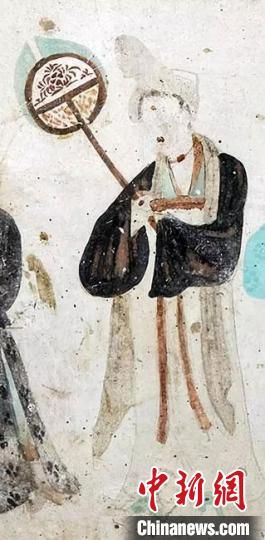 “一把小扇在手，笑對(duì)仲夏酷暑?！眻D為莫高窟第468窟《執(zhí)團(tuán)扇女供養(yǎng)人》(中唐)?！《鼗脱芯吭汗﹫D