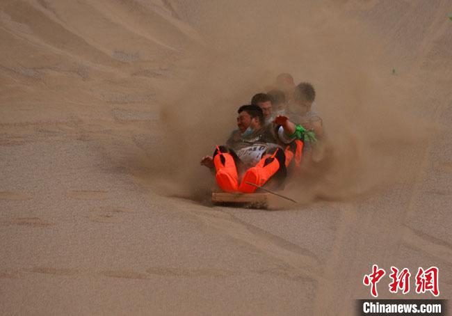 6月13日，敦煌鳴沙山月牙泉景區(qū)舉辦滑沙比賽?！●T豆 攝