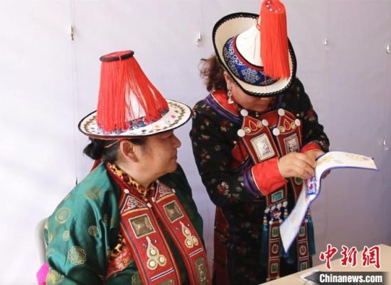 圖為用活態(tài)傳習(xí)的模式促進(jìn)裕固族非物質(zhì)文化遺產(chǎn)的保護(hù)傳承?！∈缝o靜 攝