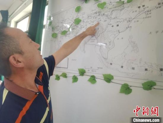 圖為甘肅省社會科學(xué)院絲綢之路研究所所長侯宗輝指出《絲綢之路古文明》課題組考察線路?！￠Z姣 攝