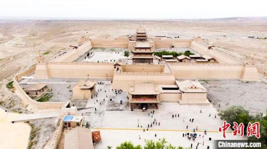 圖為7月中旬，世界文化遺產——嘉峪關，它是中國明代萬里長城的西端起點?！「哒埂z