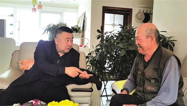 靖遠(yuǎn)縣烏蘭鎮(zhèn)東關(guān)村黨支部書記李鴻奎為村民立目標(biāo):“老有所養(yǎng) 壯有所用 幼有所教”