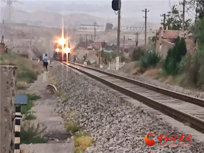 驚險(xiǎn)！火車來臨小男孩鐵路上玩耍 蘭鐵民警飛奔將其救下